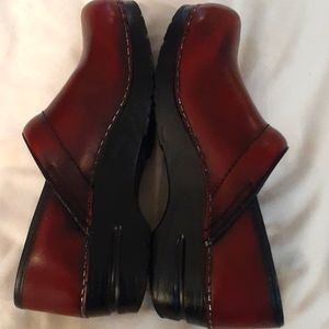 Leather Sanita clogs dark red size 38 or US 7.5, very comfortable and supportive